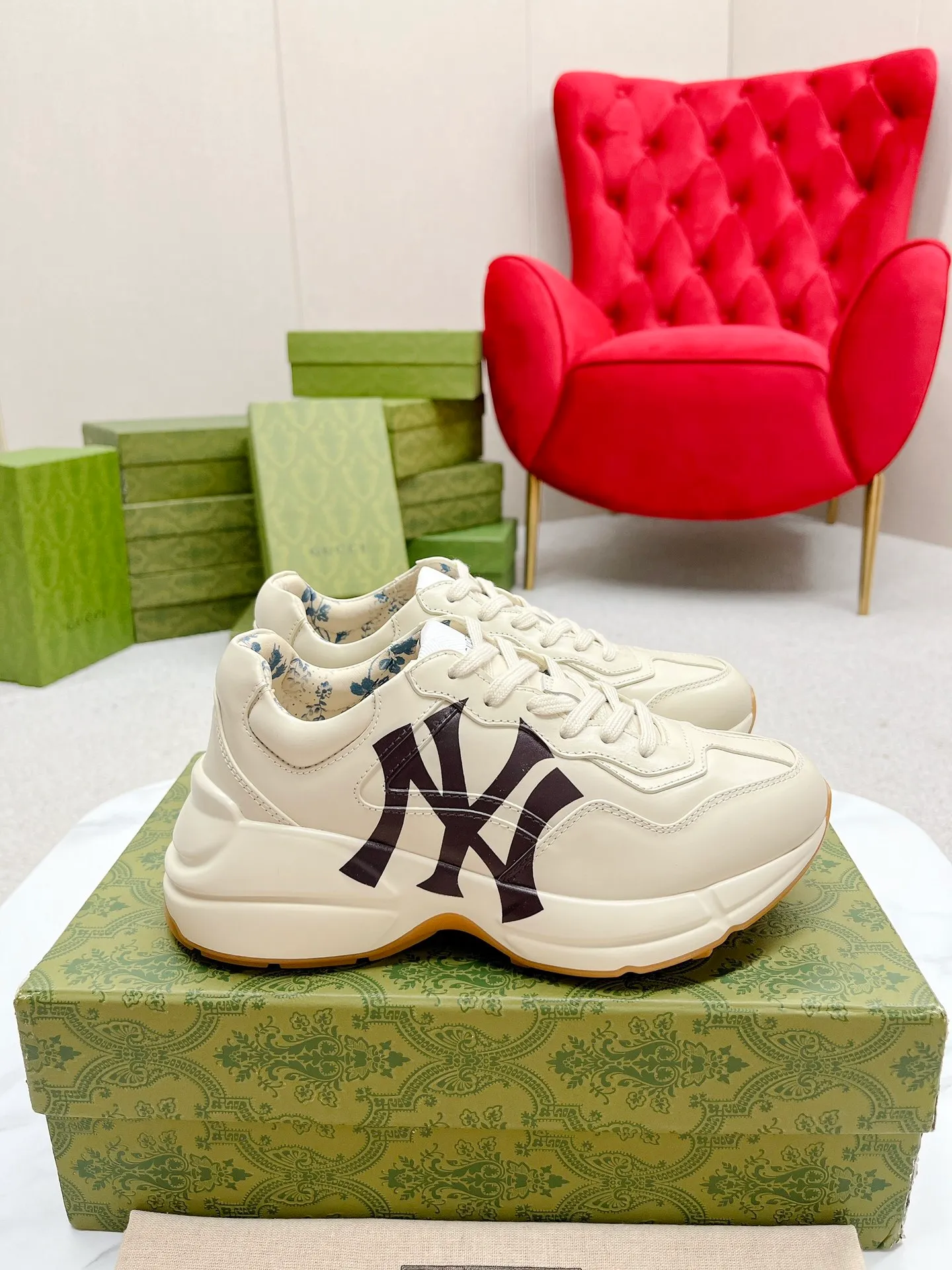 👟👟Ex-factory price 700👟👟 Men +10 Gucci’s top version of couple’s dad shoes series is new! 🖤 ⚠GG couple’s dad shoes have been very popular in recent years; new colors are updated constantly; new colors are updated, and our home and counters have new ones at the same time. This classic dad shoe is popular among celebrities and Internet celebrities. Anchors and others are sure to plant grass and call ❤ Classic fashion style, distressed leather surface, 5D drawing printing; mixed surface splicing colors, etc... Original customization (off-white eco-friendly cowhide, first layer of cowhide inside), original outsole... Shiny colorful drawings embellish the sides of the shoe body, old color rubbing, package production technology, 1:1 creation / only to make the best shoes. ⚠️ Comes with high-end full package at the counter. …………………………………………………… 👑❥∙Colour: Doraemon model/Mickey Mouse model/Lip model/Donald Duck model/Anchor model/Classic red and green striped logo model/NY letter model/Rainbow letter model/Red ebony cloth model/G letter pink cloth model/North Face joint model/Little Bear model/New blue color model/New orange color model 👑❥∙Size: Women’s model 35-40 Men's 39-44